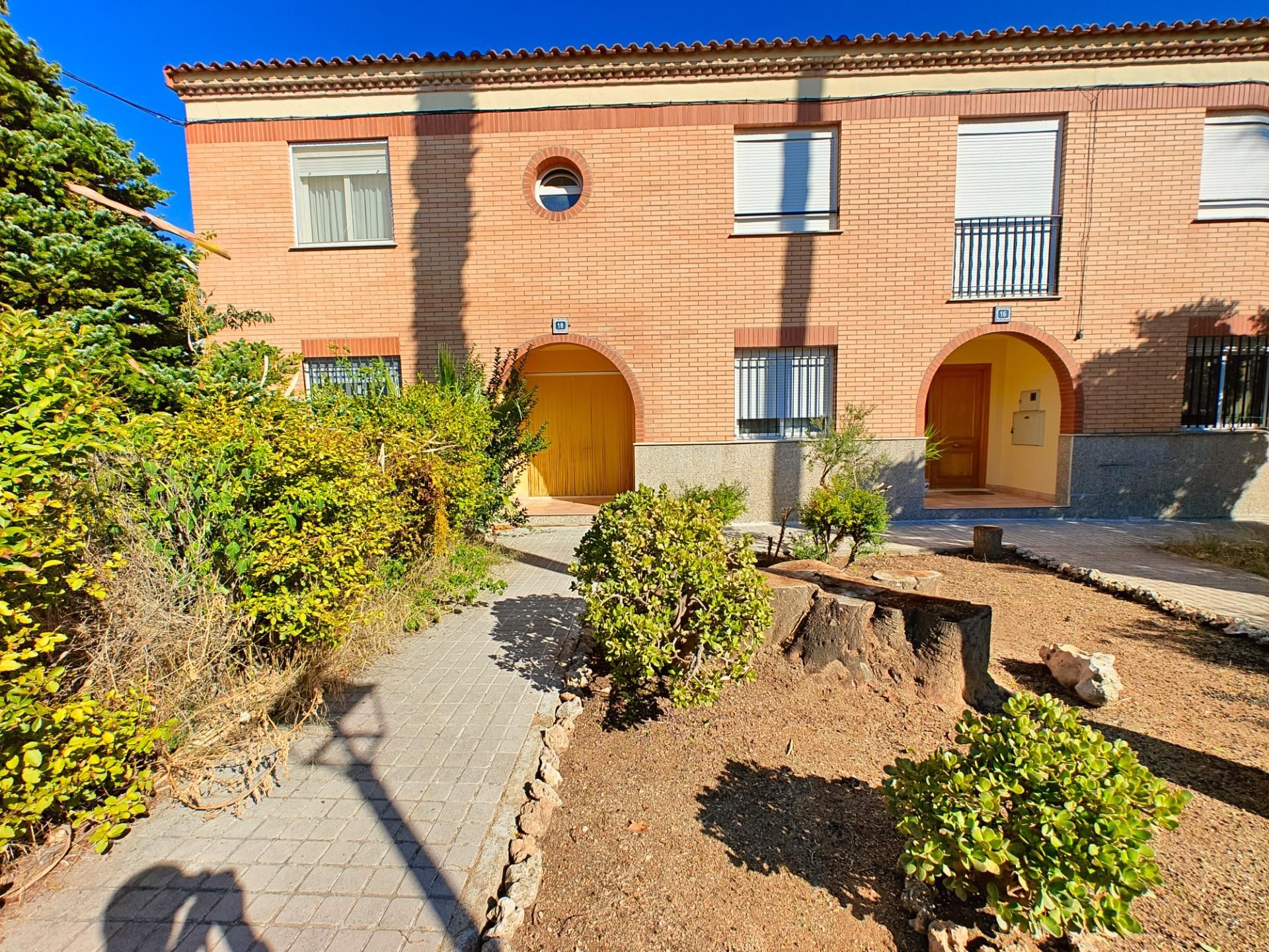 Vista exterior de Casa adosada en venda en Macastre amb Calefacció, Terrassa i Traster