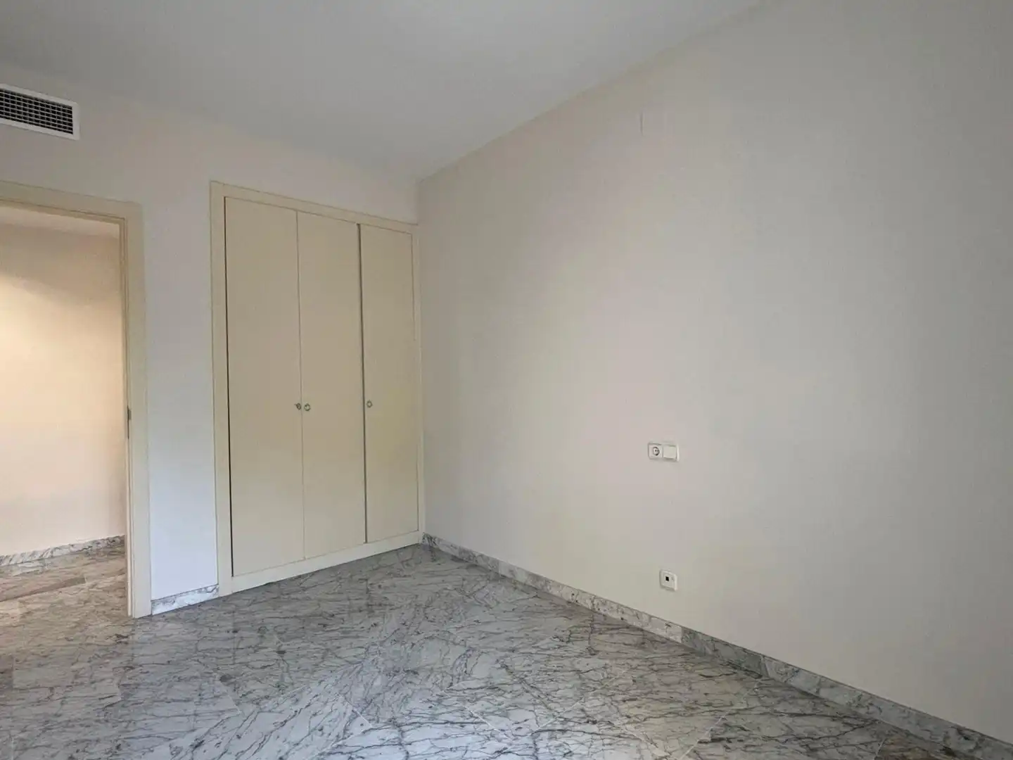 Habitación de Apartamento de alquiler en Marbella con Aire acondicionado, Terraza y Piscina comunitaria