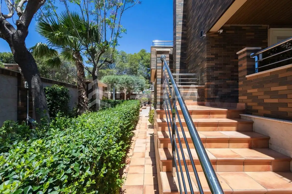 Vista exterior de Casa o chalet en venta en Roquetas de Mar con Aire acondicionado, Jardín privado y Piscina