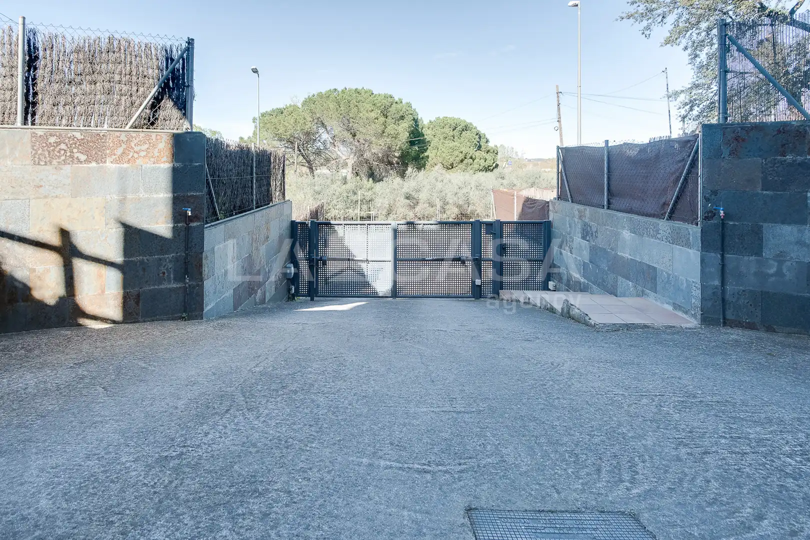 Aparcament de Casa adosada en venda en Montornès del Vallès amb Calefacció, Terrassa i Traster