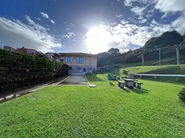 Außenansicht von Einfamilien-Reihenhaus zum Verkauf in Carreño mit Heizung, Parkett und Terrasse