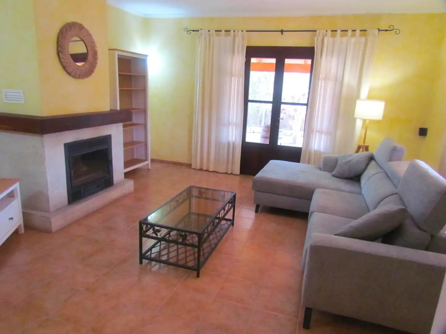 Sala de estar de Finca rústica de alquiler en Santa Eugènia con Aire acondicionado, Jardín privado y Terraza