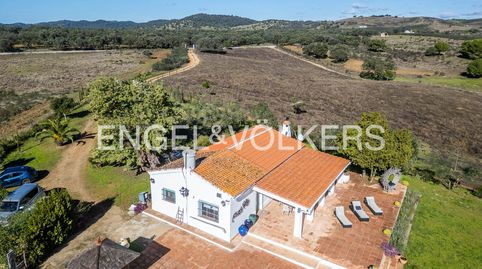 Exclusiva finca de ensueño en Cazalla, Parque Natural Sierra Norte  Casas con porche, piscina y amplias instalaciones 4,5 ha