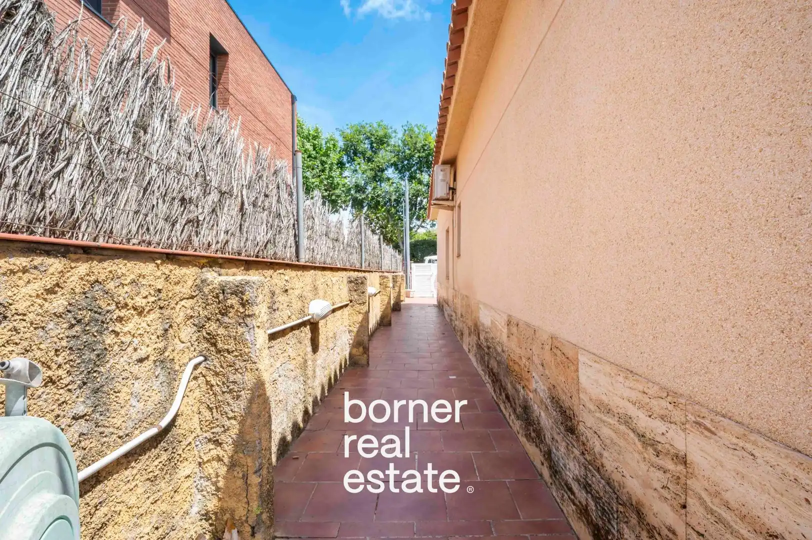 Vista exterior de Casa o xalet en venda en Sant Cugat del Vallès amb Aire condicionat, Calefacció i Jardí privat