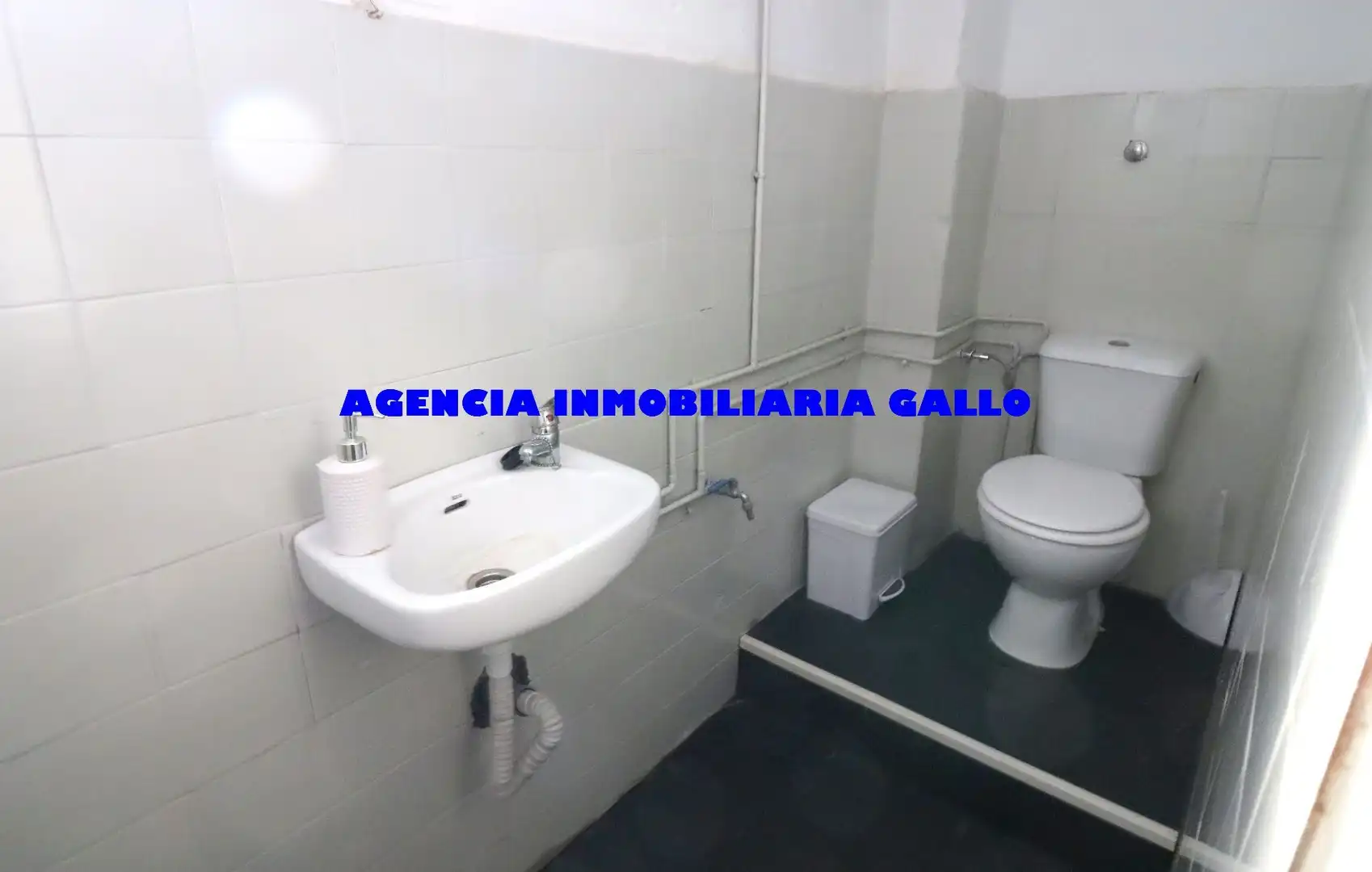 Bathroom of Commercial properties for sale in Sevilla  with Air Conditioner