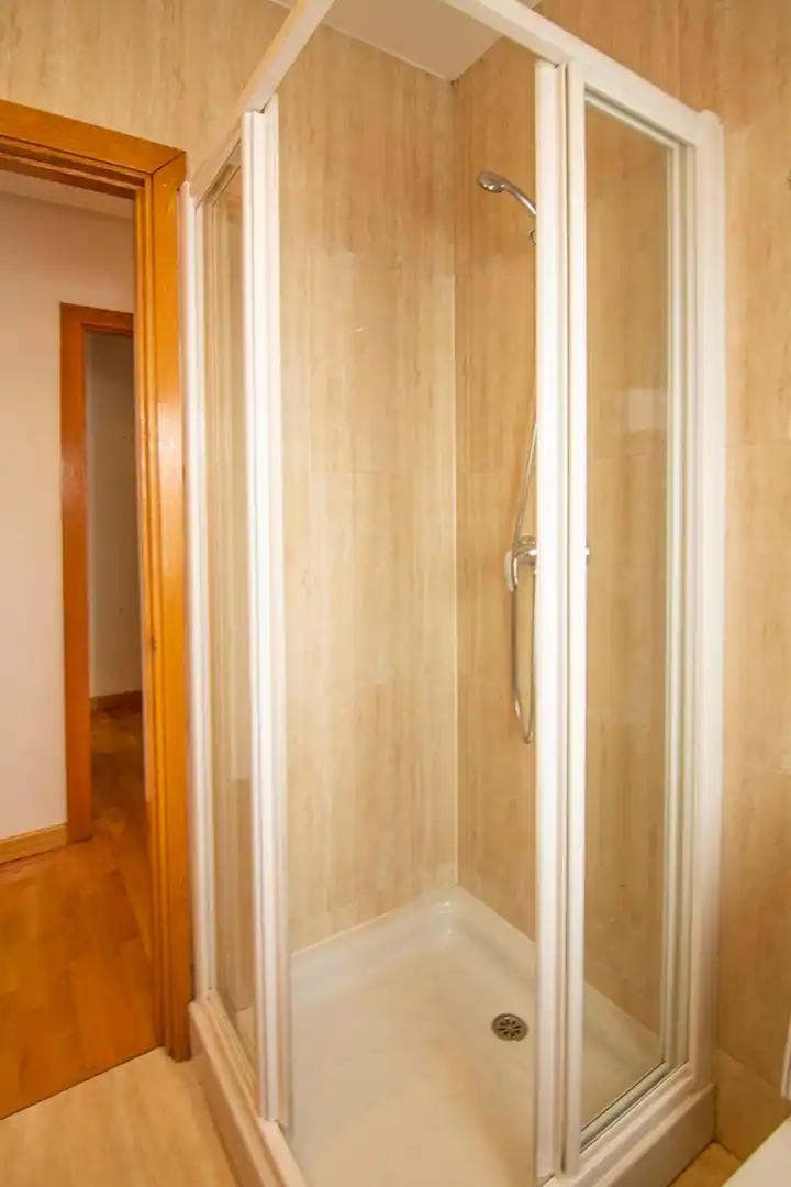 Baño de Piso de alquiler en Madrid con Aire acondicionado, Calefacción y Parquet