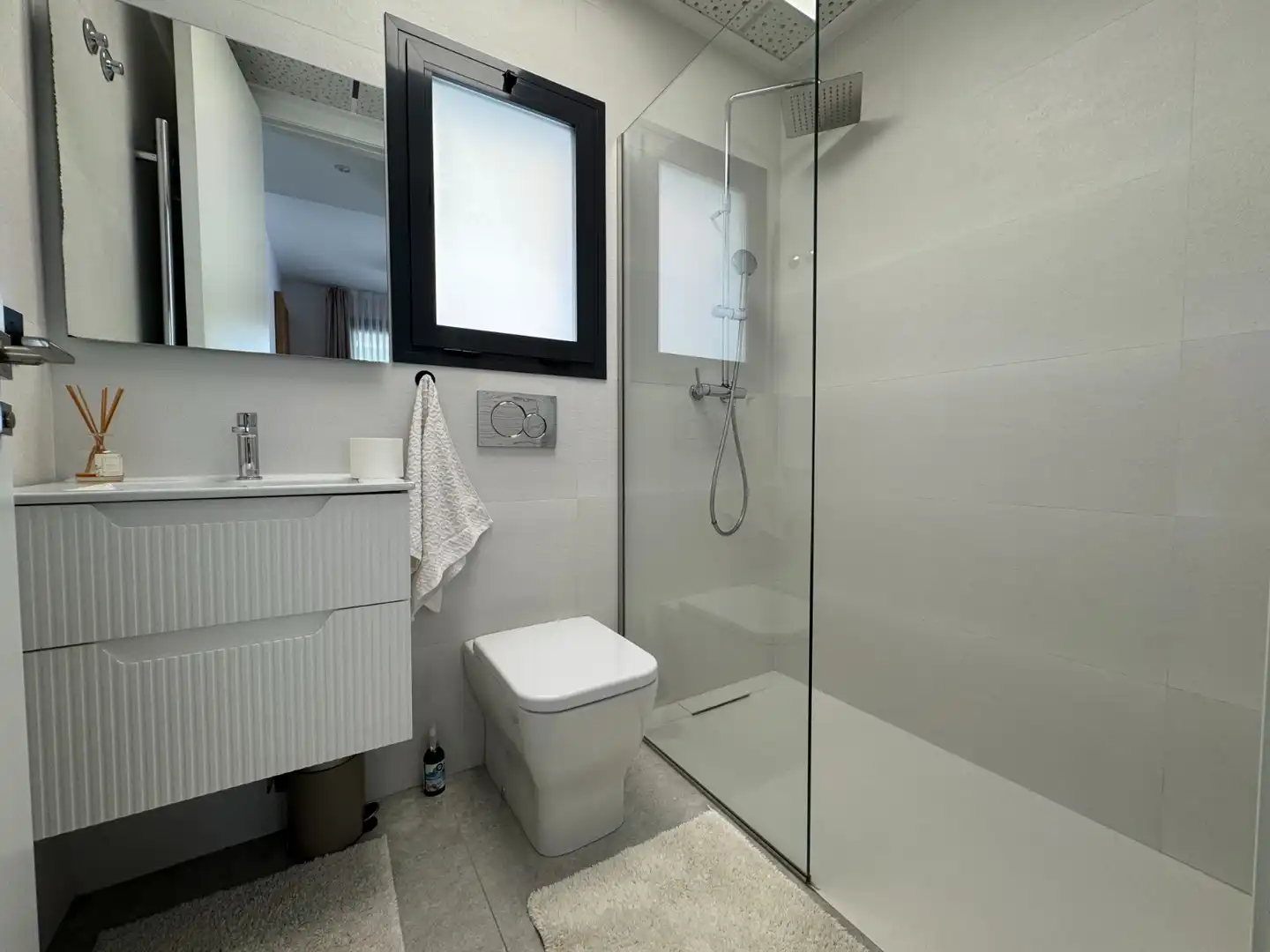 Bathroom of Flat for sale in Guardamar del Segura  with Air Conditioner, Private garden and Terrace