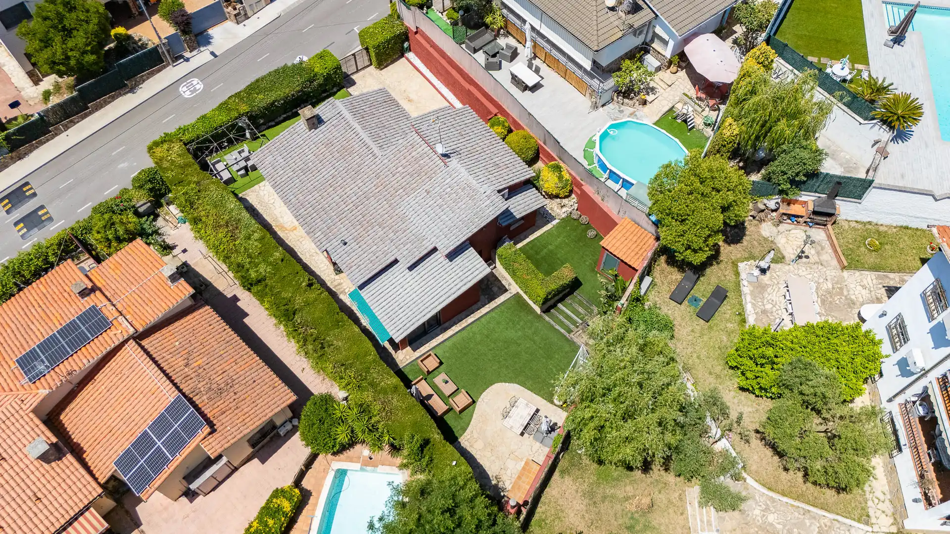 Vista exterior de Casa o xalet en venda en Castellar del Vallès amb Aire condicionat, Calefacció i Jardí privat