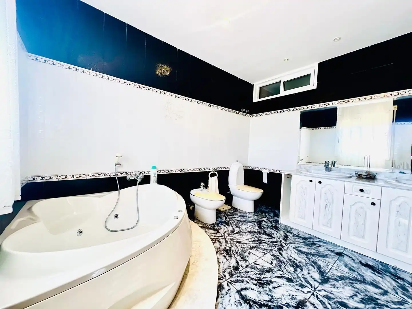 Baño de Casa adosada en venta en Valls con Aire acondicionado, Calefacción y Jardín privado