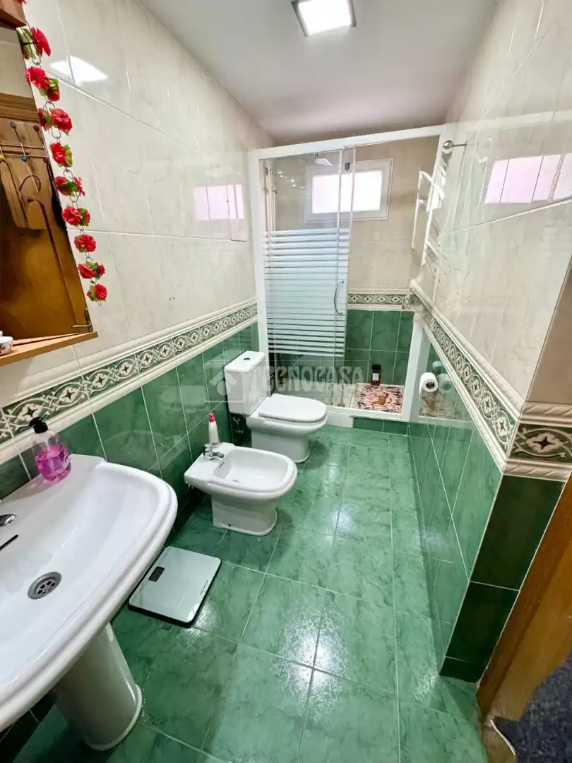 Bathroom of Attic for sale in Paterna  with Air Conditioner, Parquet flooring and Terrace