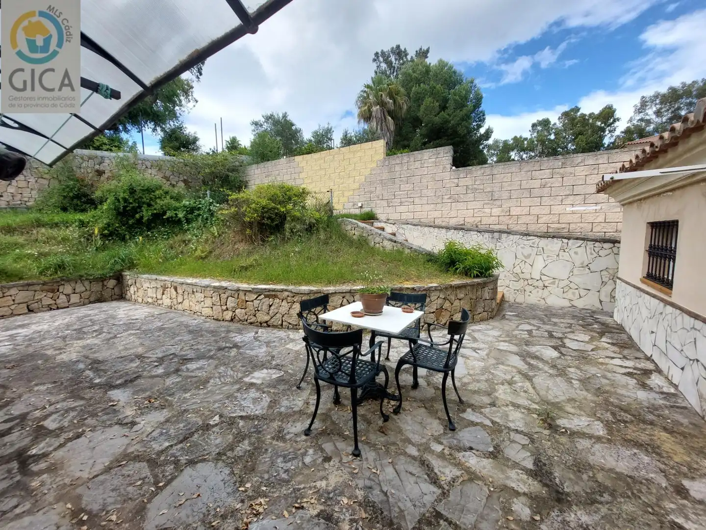 Terrassa de Casa o xalet en venda en Algeciras amb Aire condicionat, Jardí privat i Piscina