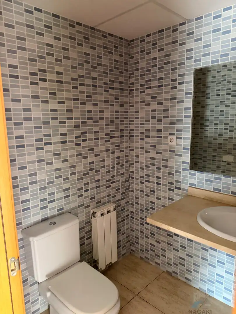 Badezimmer von Wohnung zum Verkauf in Salt mit Klimaanlage und Heizung