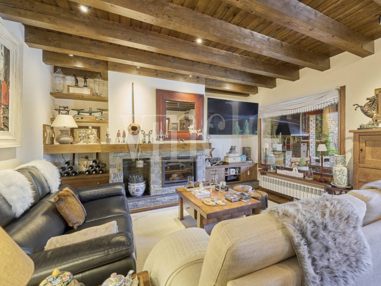 Sala d'estar de Casa o xalet en venda en Fontanals de Cerdanya amb Calefacció, Jardí privat i Parquet