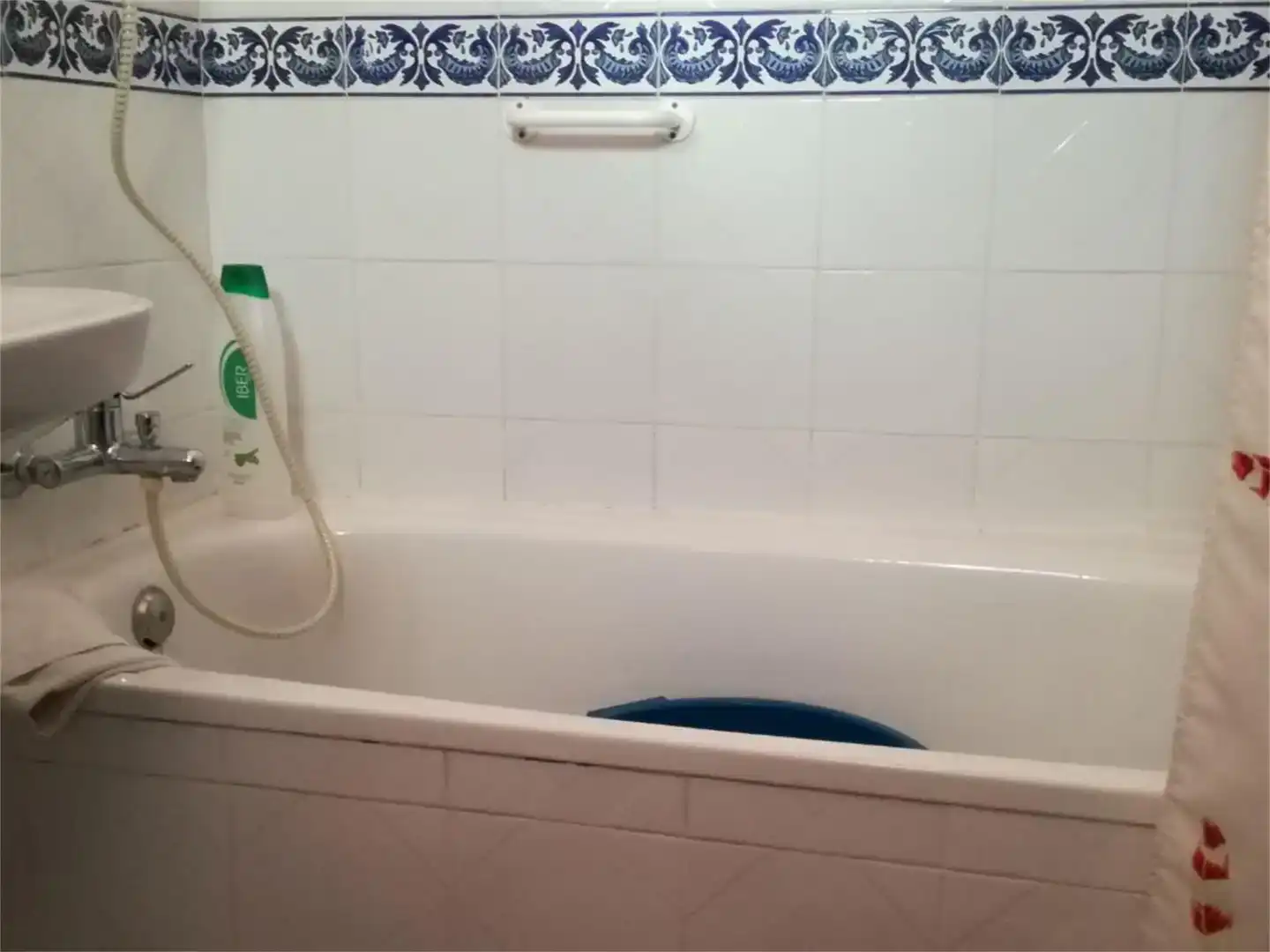 Bany de Casa adosada en venda en El Castillo de las Guardas amb Aire condicionat, Traster i Moblat