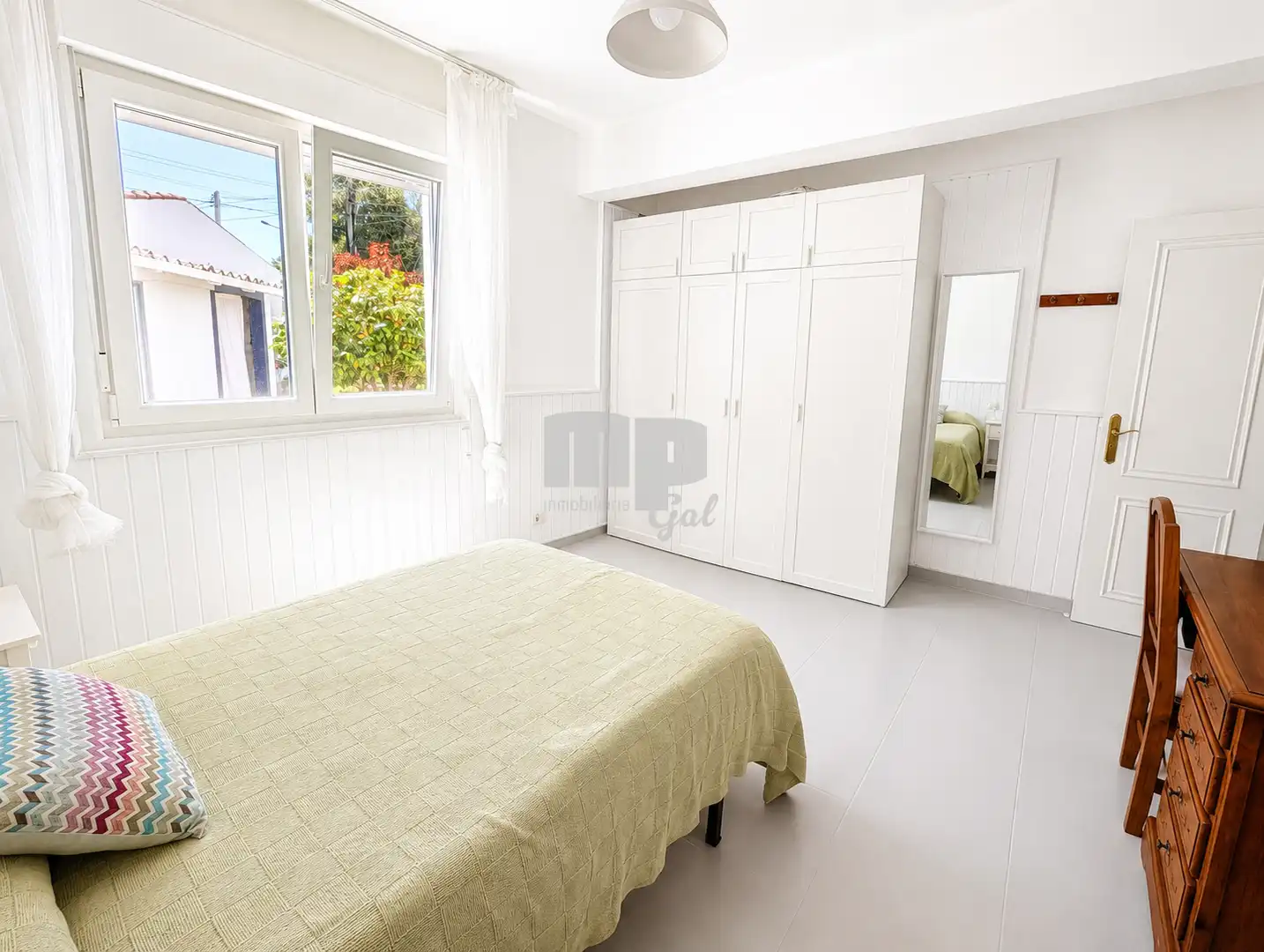 Dormitori de Casa o xalet en venda en Cangas  amb Calefacció, Jardí privat i Parquet