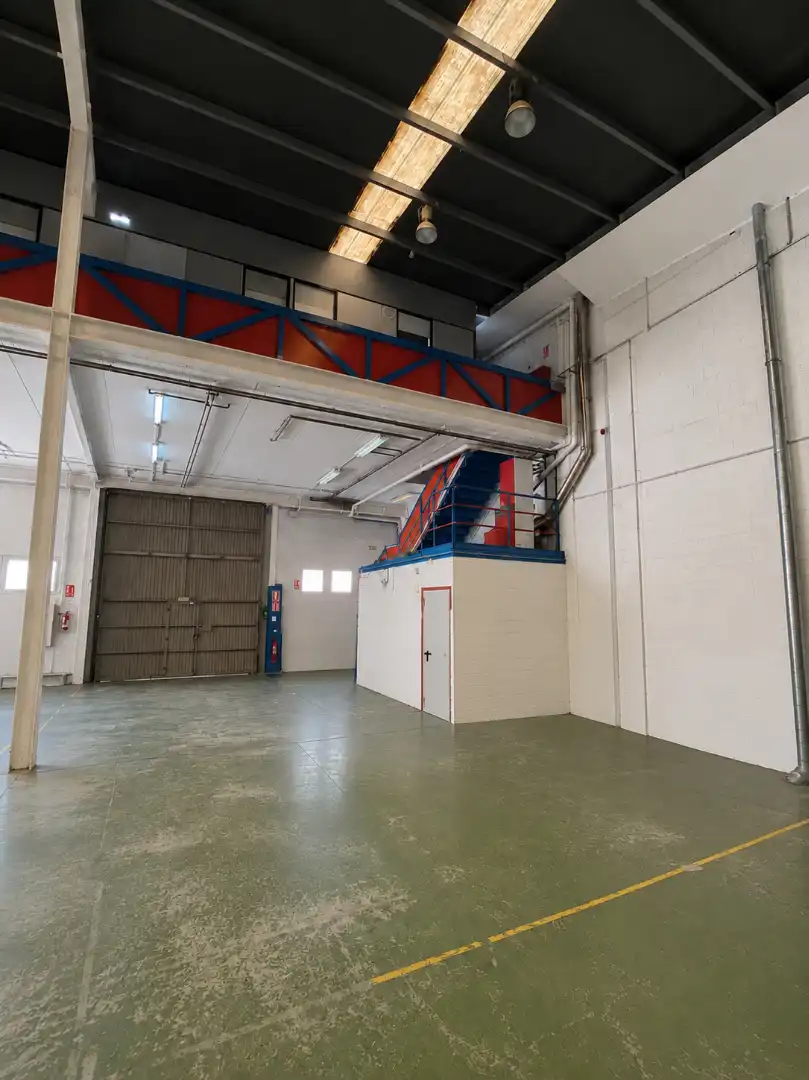 Fabrikhallen zur Miete in Gijón  mit Heizung