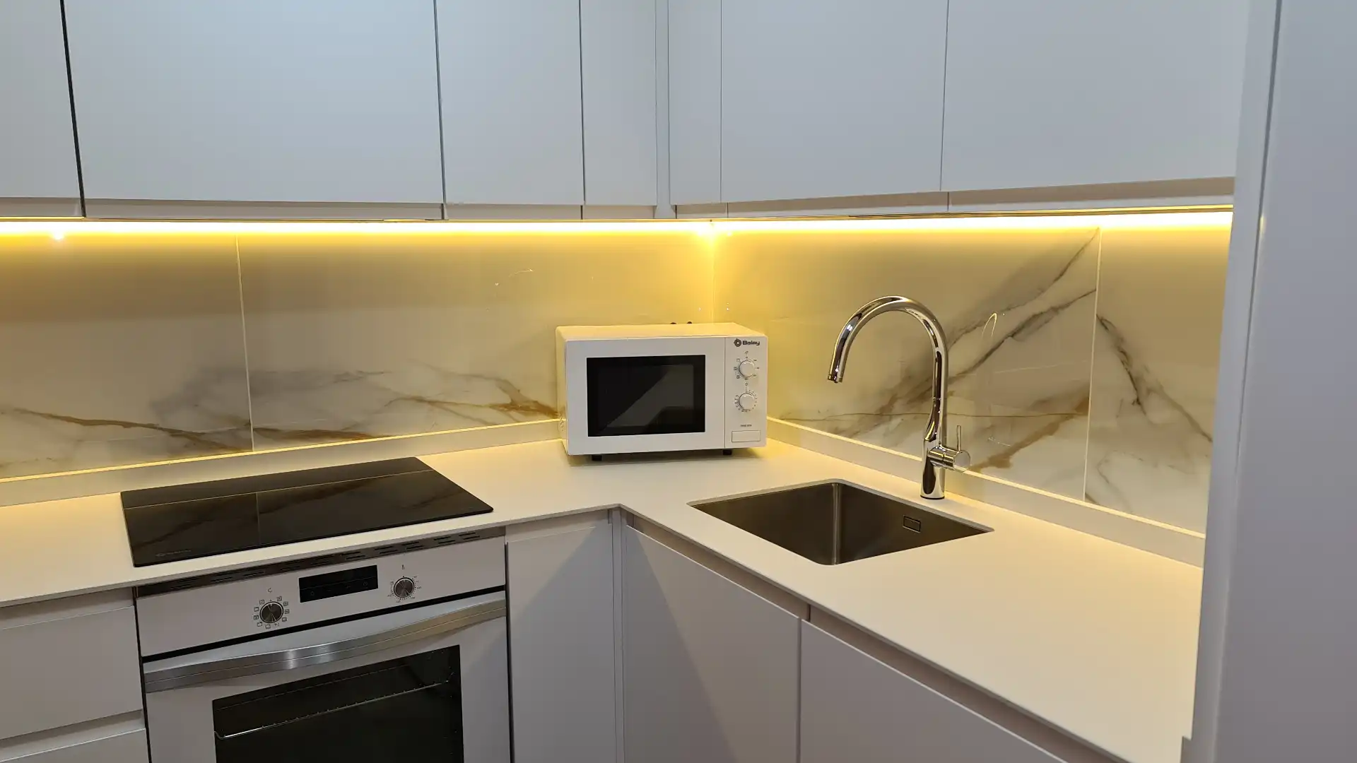 Cuina de Apartament de lloguer en Madrid amb Aire condicionat, Calefacció i Moblat