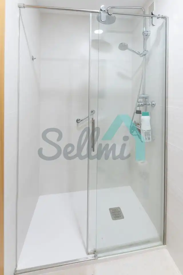 Bathroom of Flat for rent in Oviedo   with Heating, Parquet flooring and Storage room