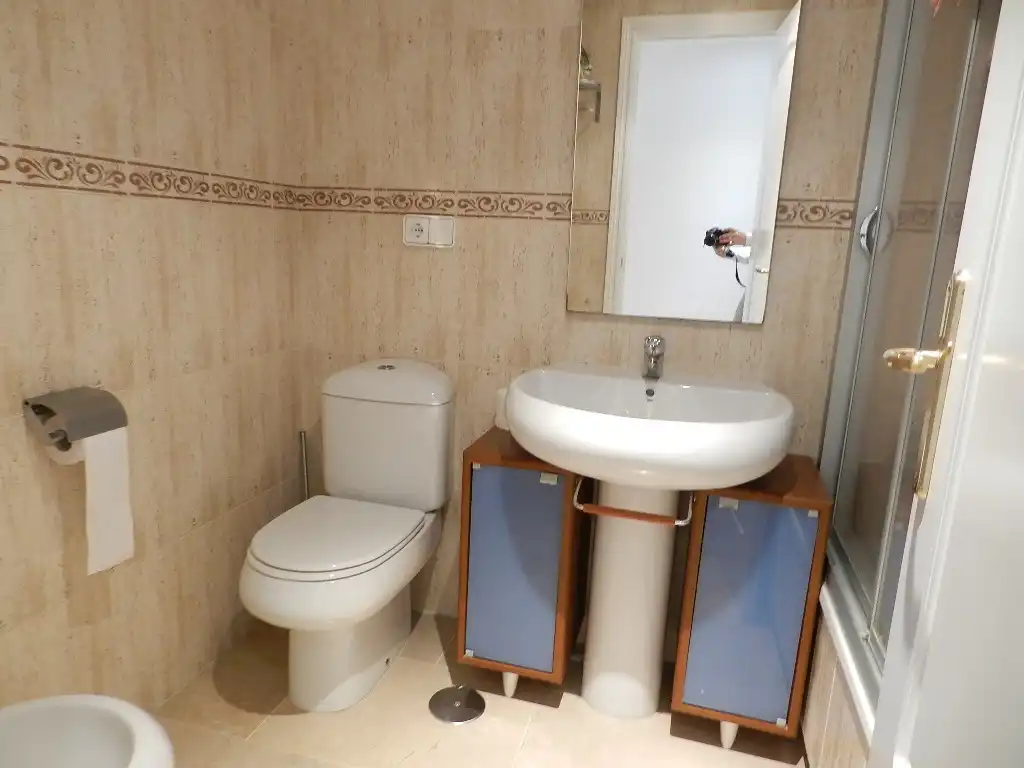 Badezimmer von Wohnung zum Verkauf in Manilva mit Klimaanlage, Terrasse und Möbliert