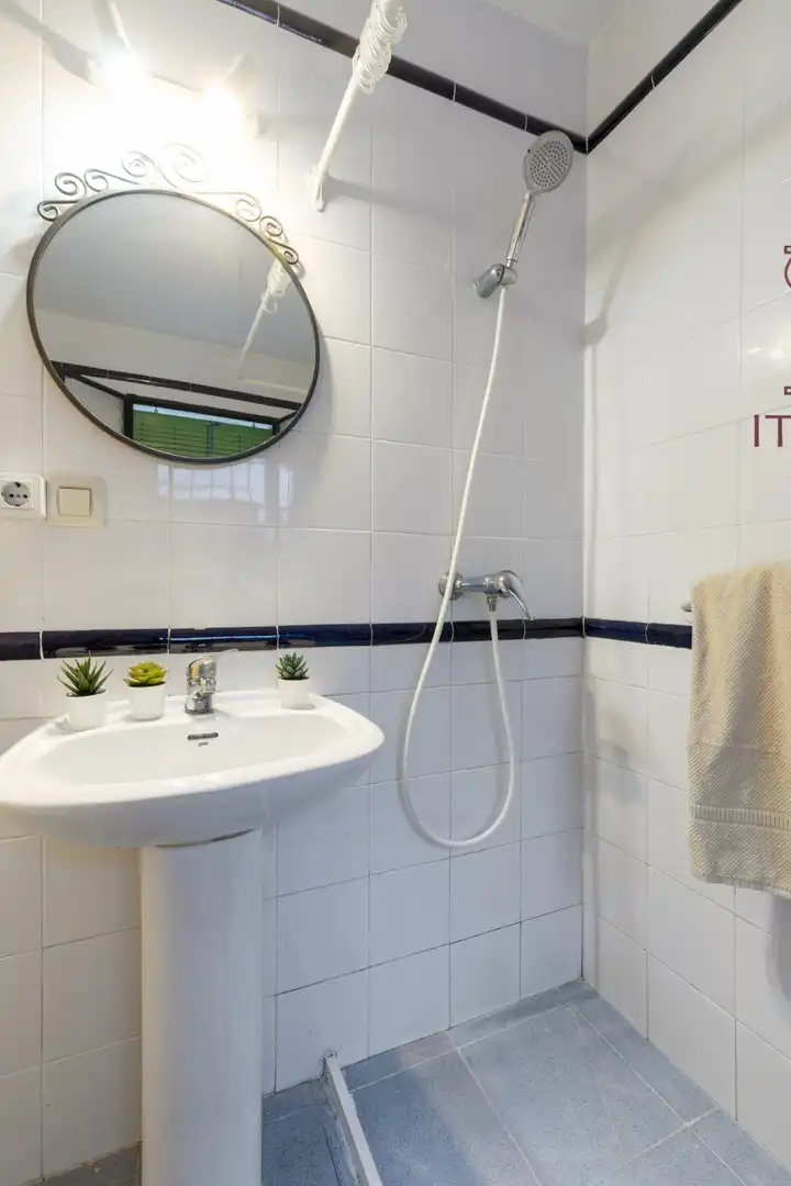 Bathroom of Flat for sale in Sevilla  with Air Conditioner and Terrace