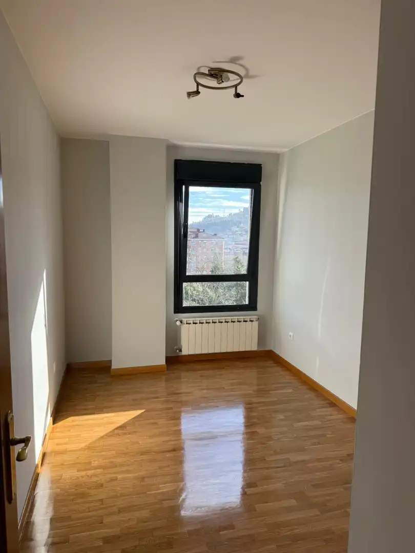 Habitación de Piso en venta en Avilés con Calefacción, Parquet y Trastero