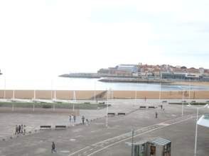 Vista exterior de Pis de lloguer en Gijón  amb Calefacció, Terrassa i Moblat