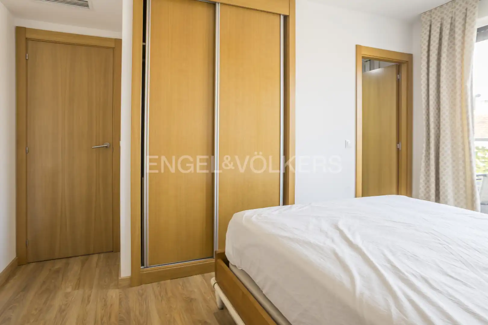 Schlafzimmer von Dachboden zur Miete in Madrid mit Klimaanlage, Heizung und Terrasse