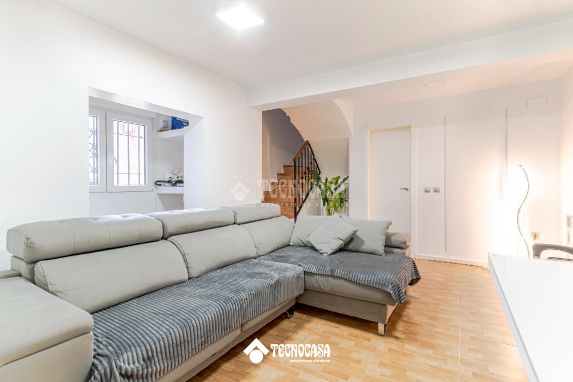 Sala d'estar de Casa adosada en venda en  Granada Capital amb Aire condicionat