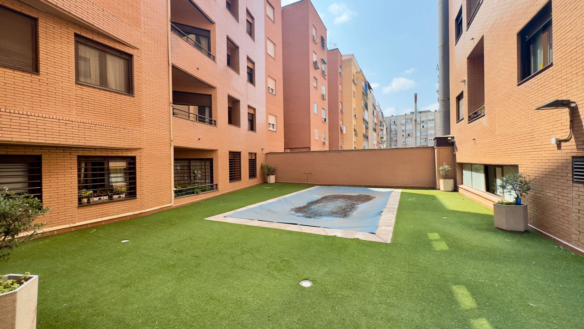 Swimming pool of Flat to rent in  Madrid Capital  with Air Conditioner, Heating and Parquet flooring