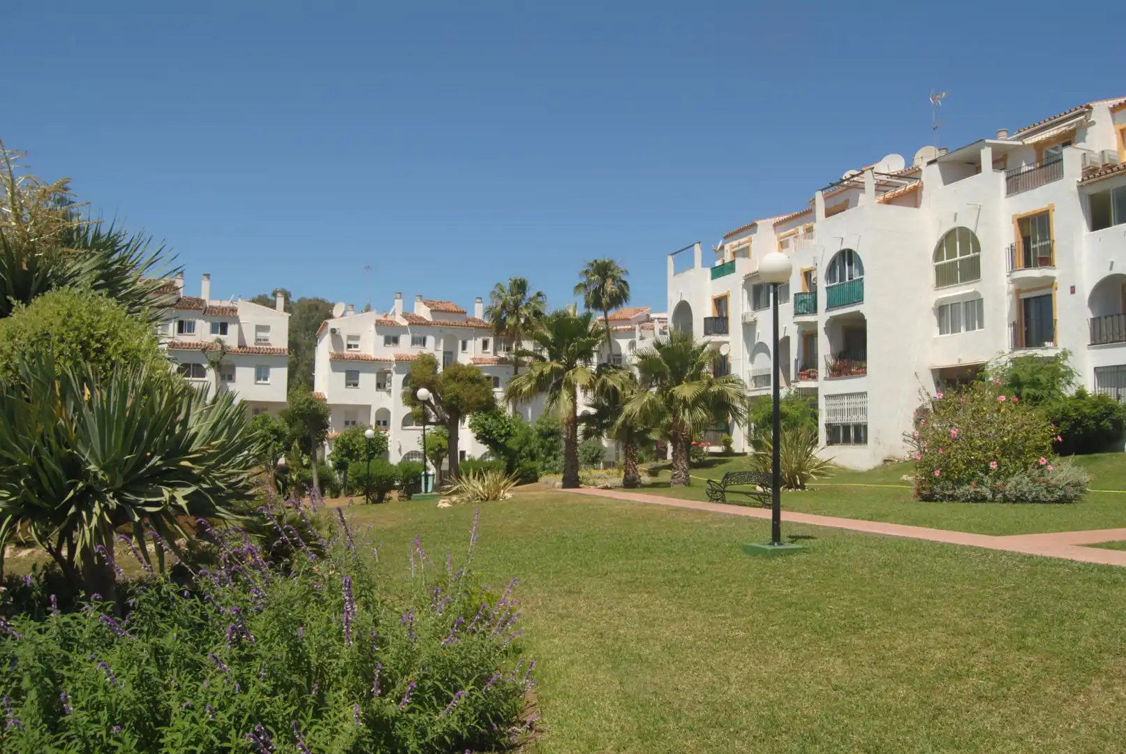 Vista exterior de Ático en venta en Estepona con Jardín privado y Piscina comunitaria