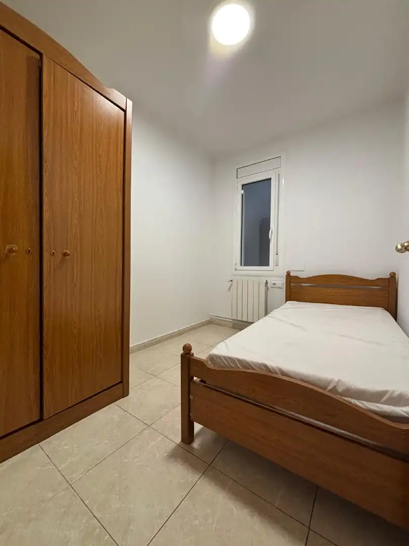 Dormitori de Pis de lloguer en Girona amb Aire condicionat, Calefacció i Terrassa