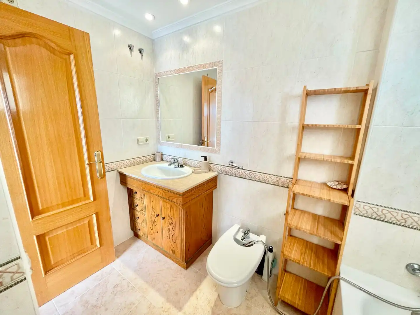 Bany de Apartament de lloguer en Cartagena amb Aire condicionat, Piscina i Moblat