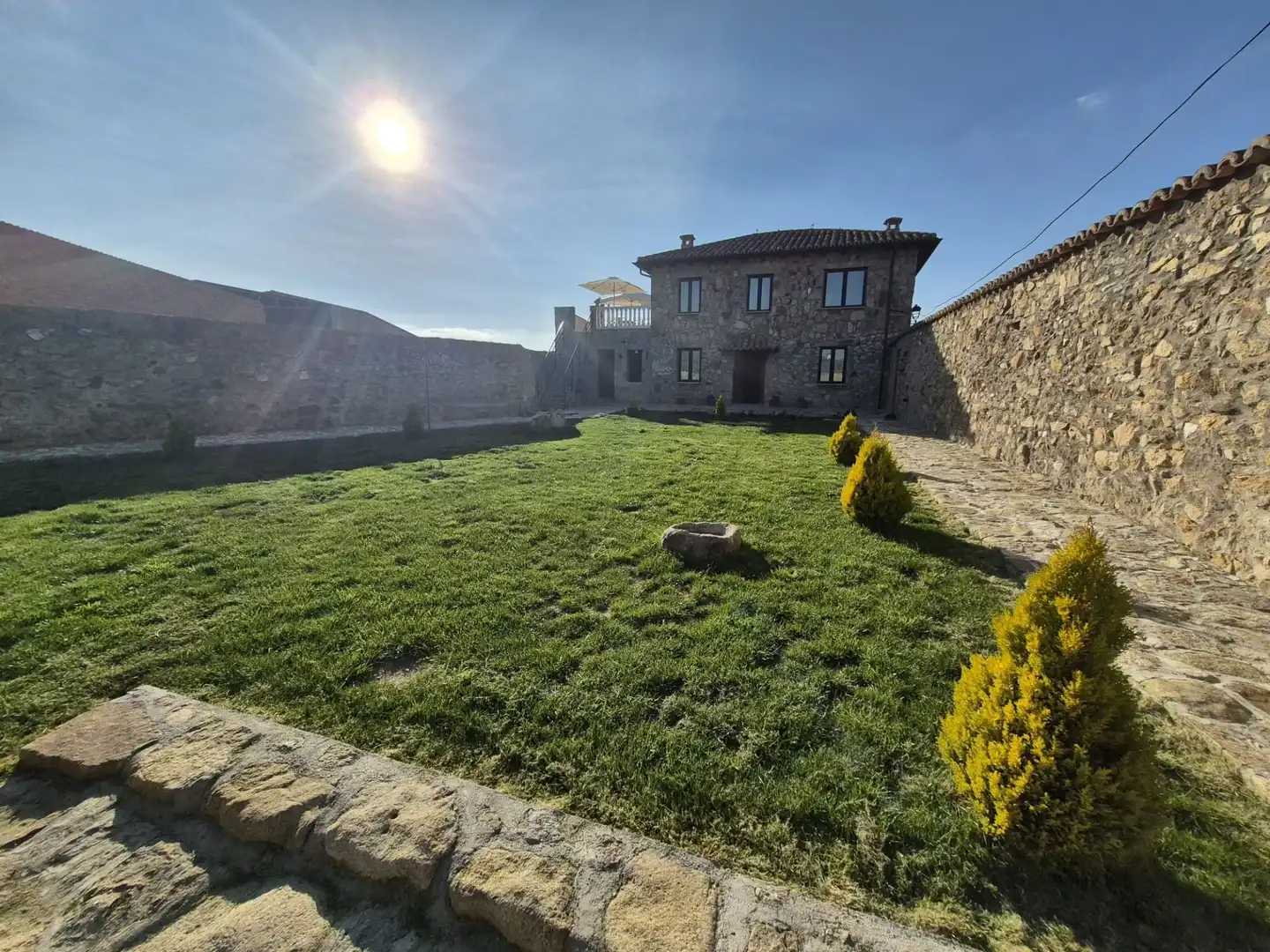 Vista exterior de Casa o xalet de lloguer en Gemuño amb Calefacció, Jardí privat i Terrassa