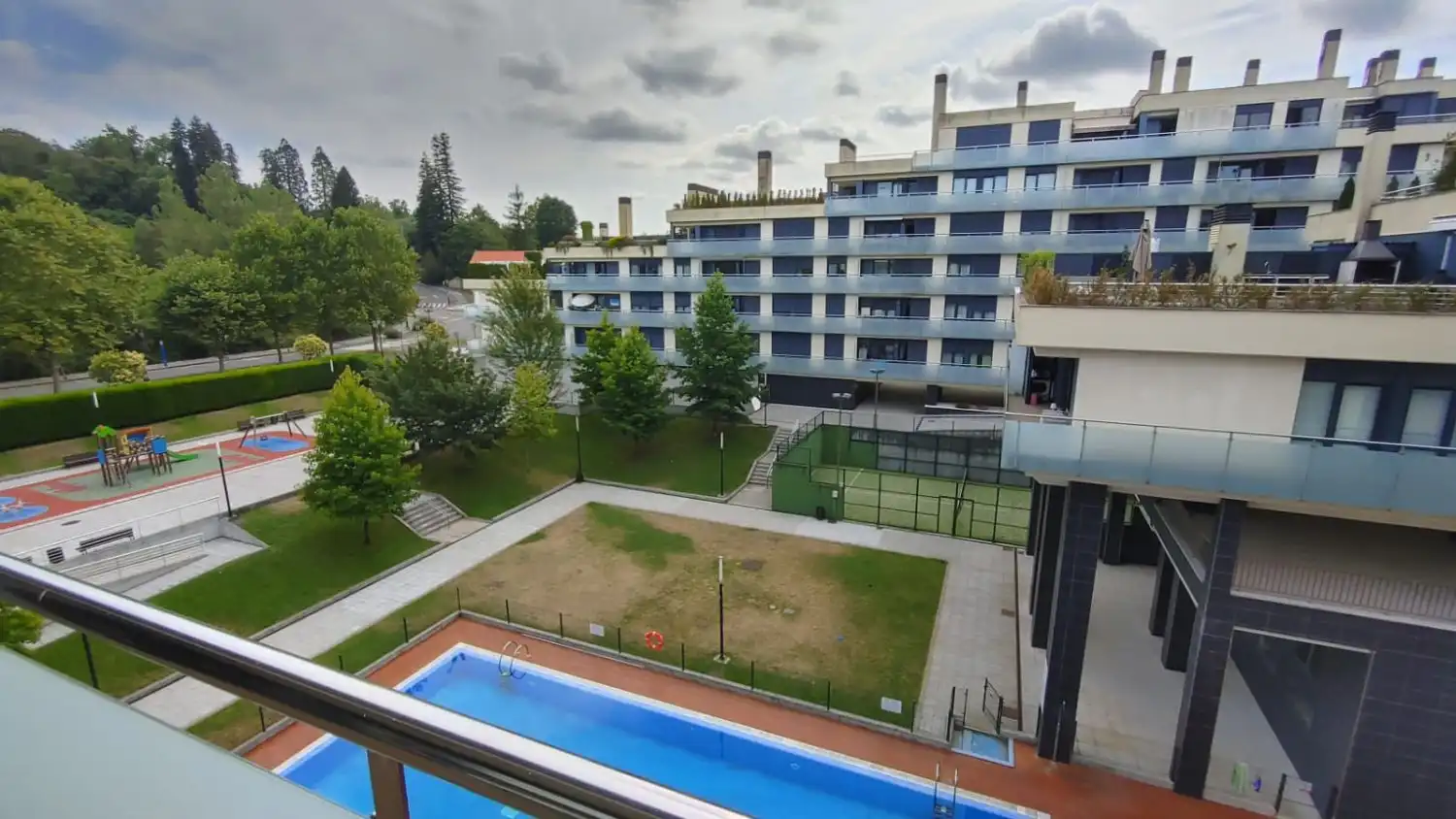 Piscina de Pis de lloguer en Oviedo  amb Terrassa, Traster i Piscina comunitària