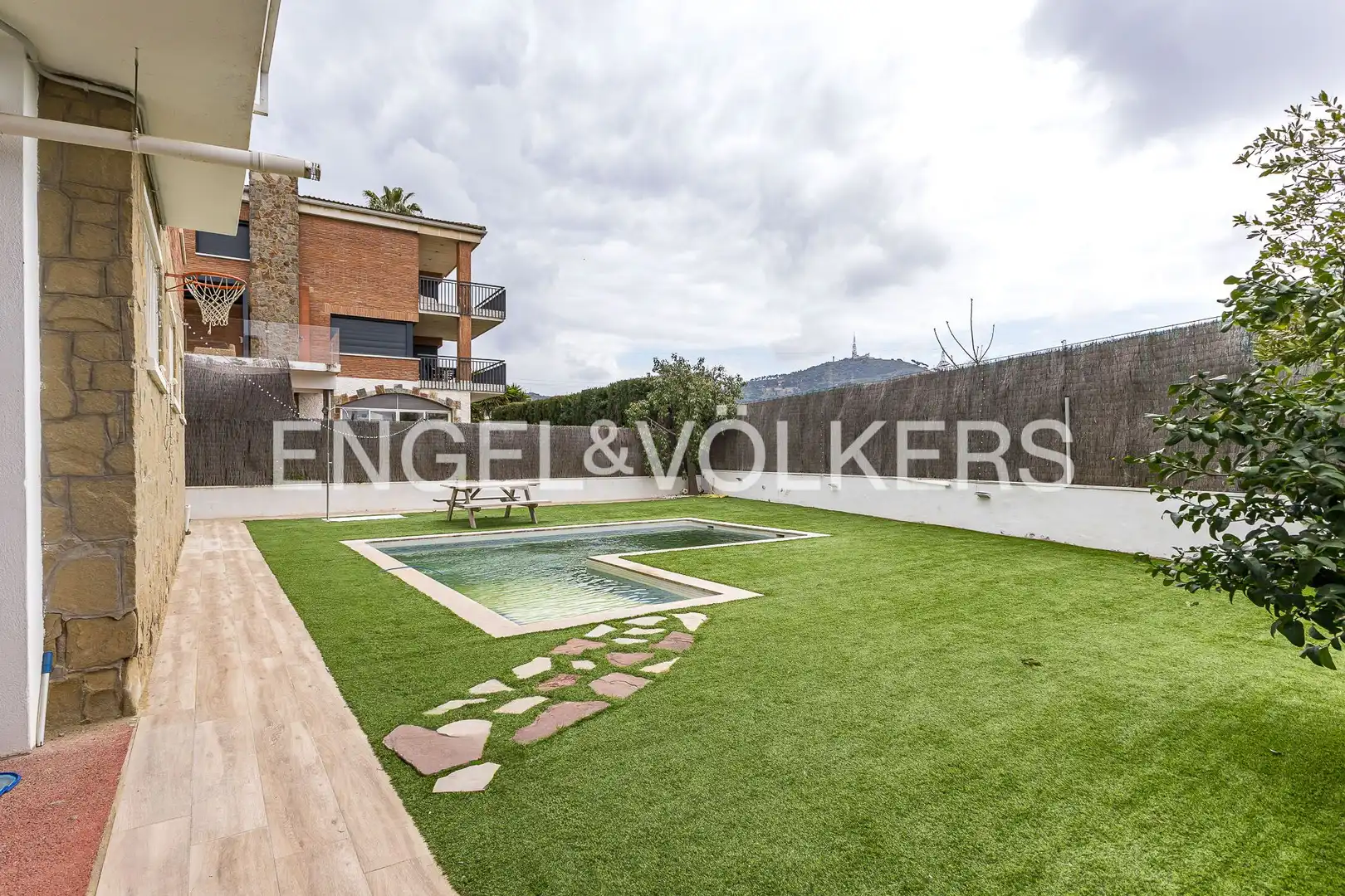 Piscina de Casa o xalet en venda en Sant Just Desvern amb Aire condicionat, Calefacció i Jardí privat