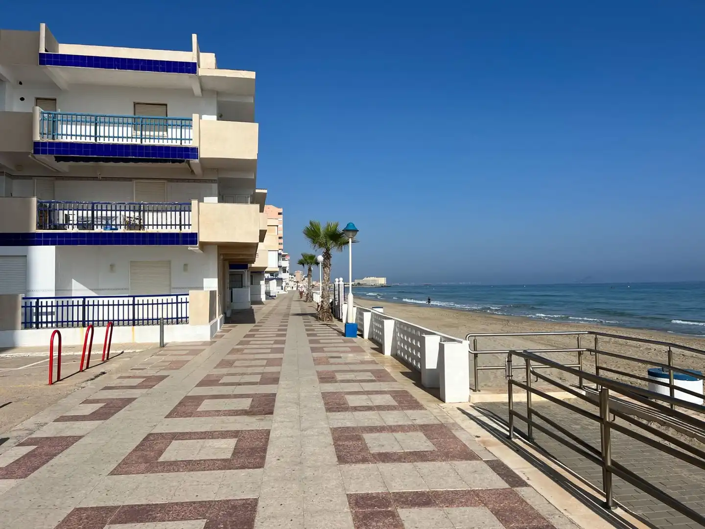 Außenansicht von Wohnungen zum Verkauf in La Manga del Mar Menor mit Klimaanlage, Heizung und Terrasse