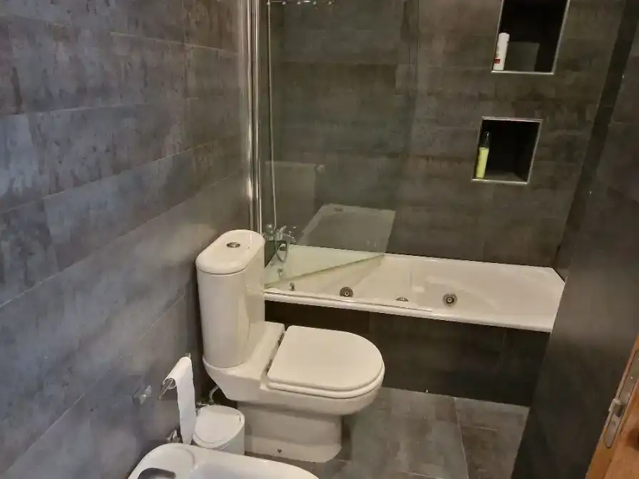 Bany de Dúplex de lloguer en Gijón  amb Jardí privat, Parquet i Traster