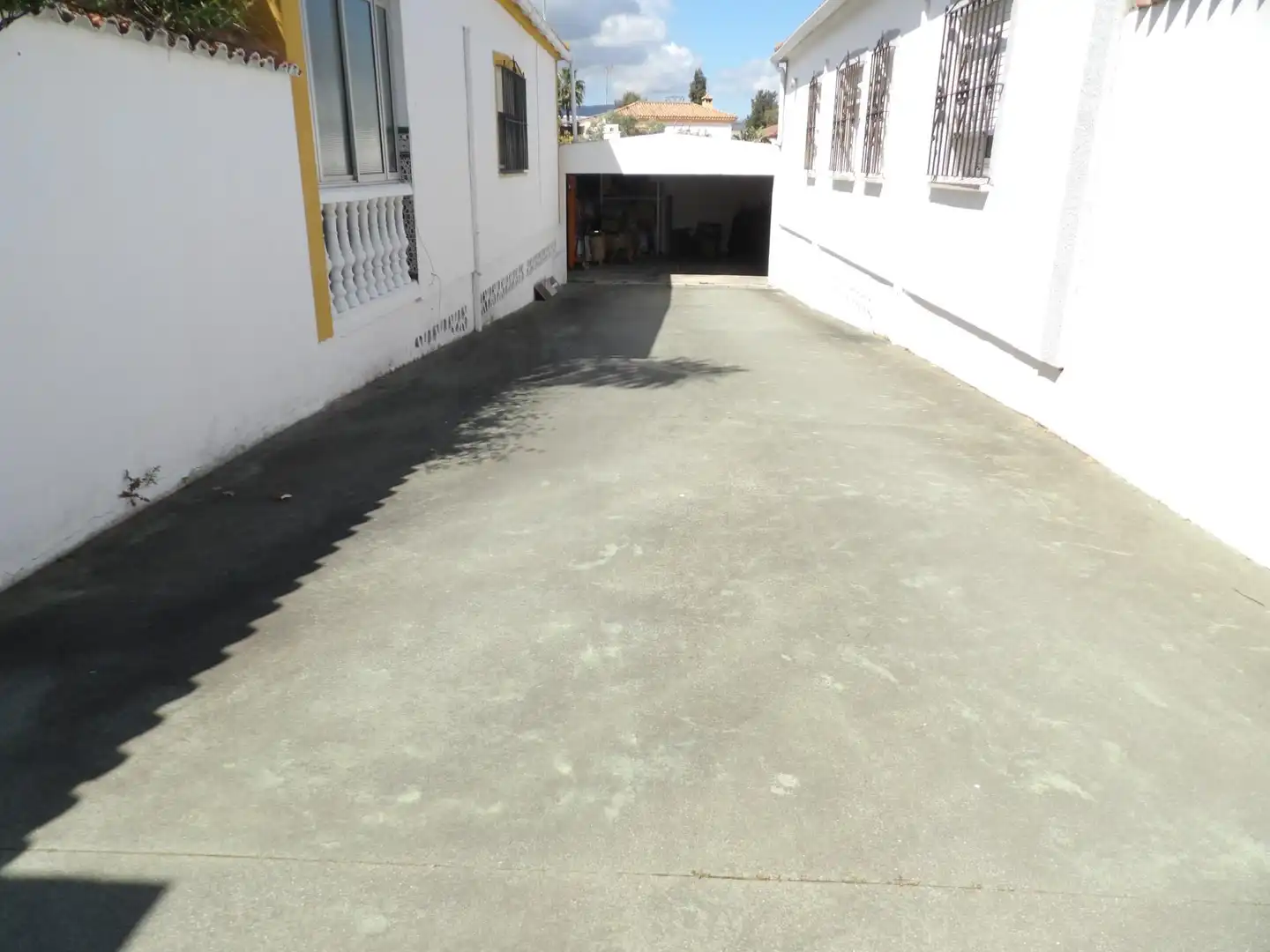 Parking of Houses for sale in Algeciras  with Air Conditioner, Private garden and Storage room