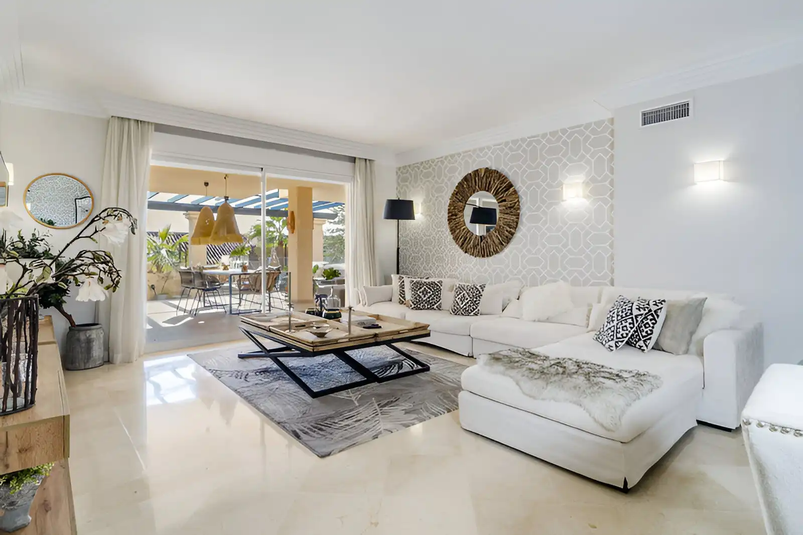 Home with pool for sale in Nueva Andalucía