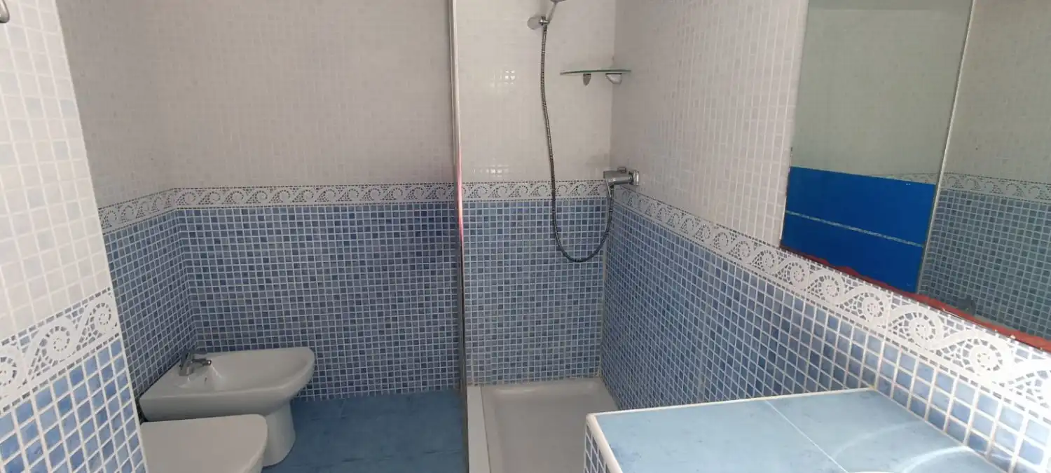 Badezimmer von Wohnungen zum Verkauf in Sitges mit Parkett, Terrasse und Abstellraum
