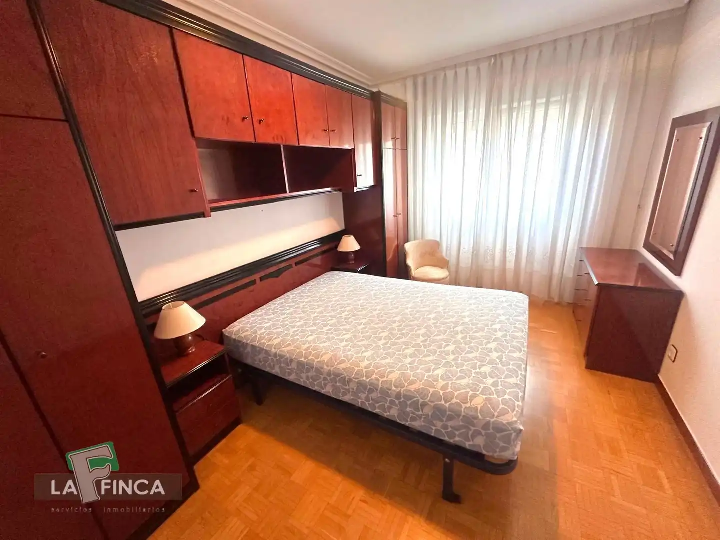 Habitación de Piso en venta en Oviedo  con Calefacción, Parquet y Amueblado