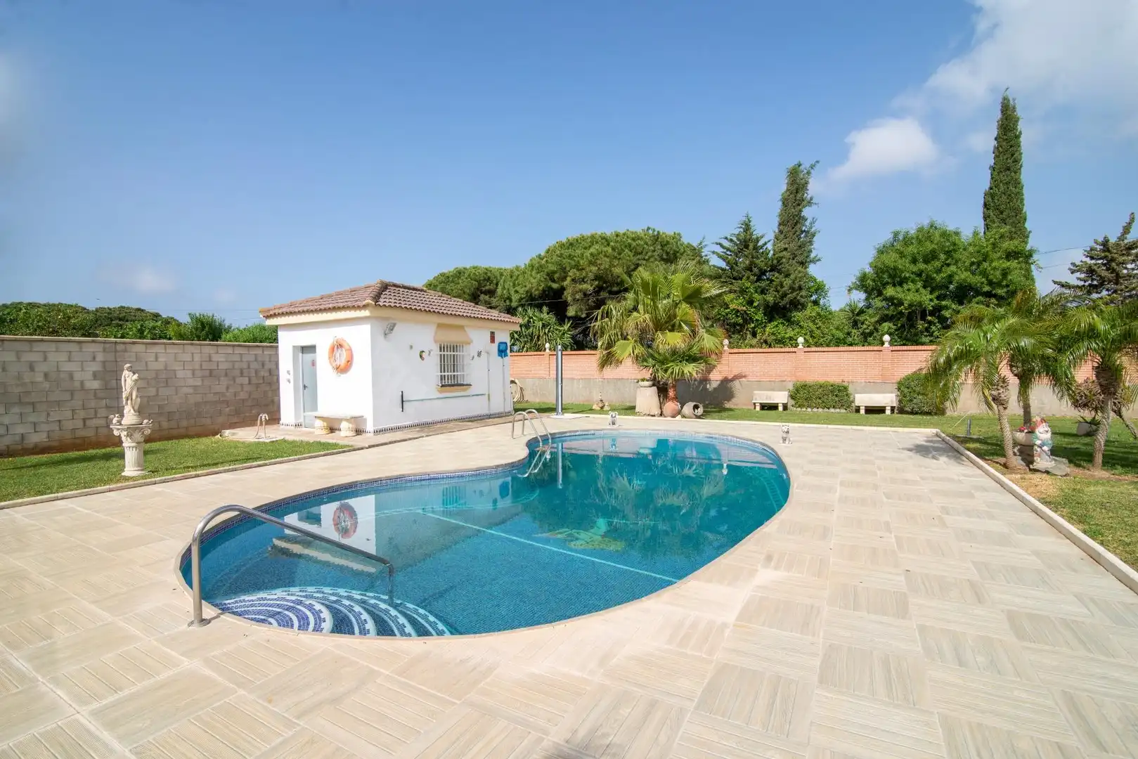 Piscina de Casa o xalet en venda en Chiclana de la Frontera amb Aire condicionat, Jardí privat i Traster