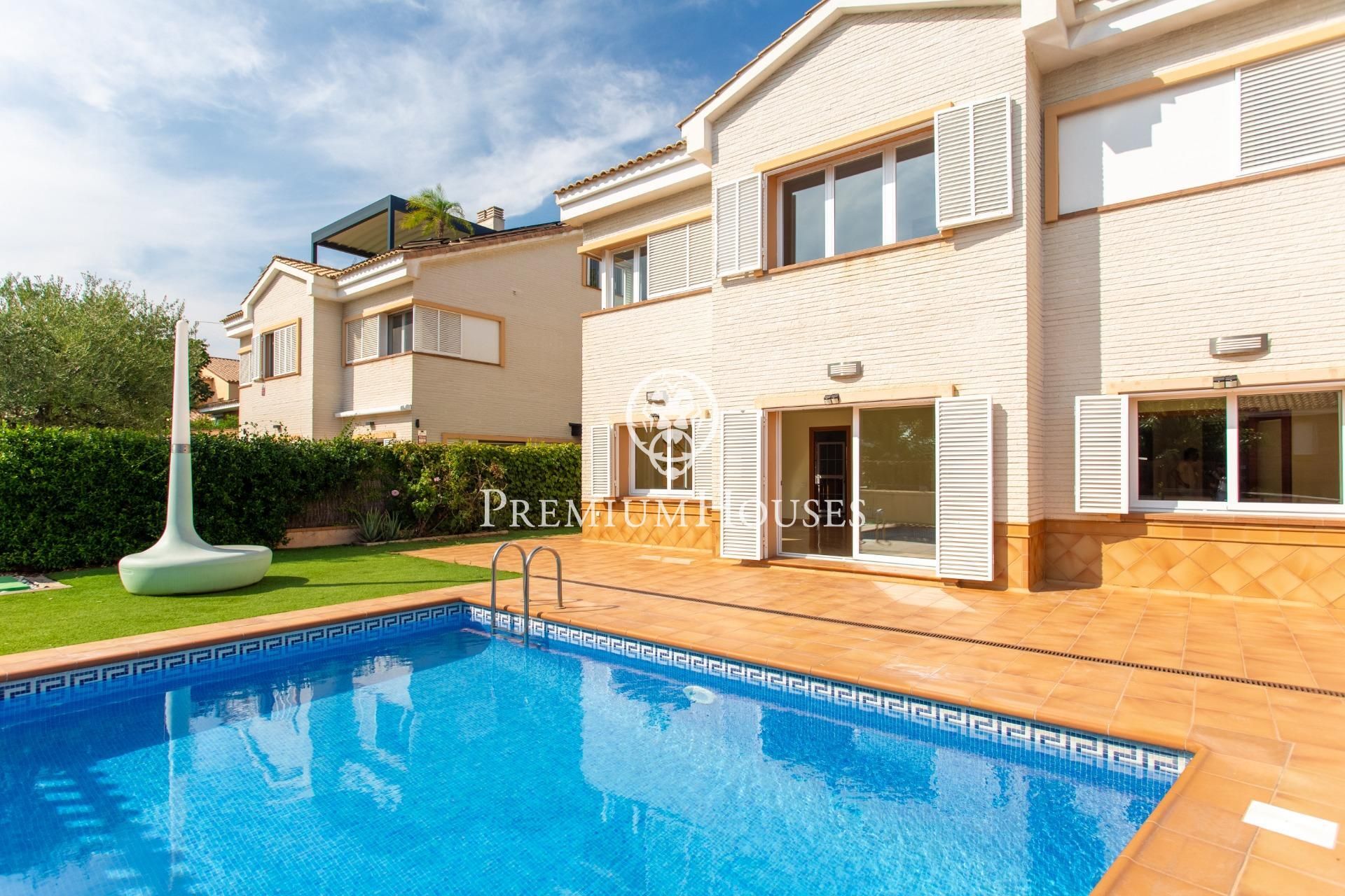 Exterior view of House or chalet for sale in Vilassar de Dalt  with Heating, Private garden and Terrace