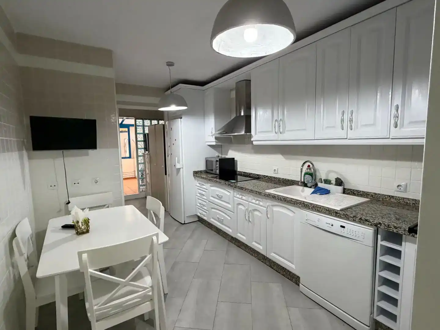 Cocina de Piso de alquiler en Marbella con Aire acondicionado, Jardín privado y Piscina