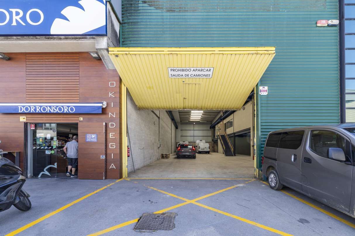 Parkplatz von Fabrikhallen miete in Hernani
