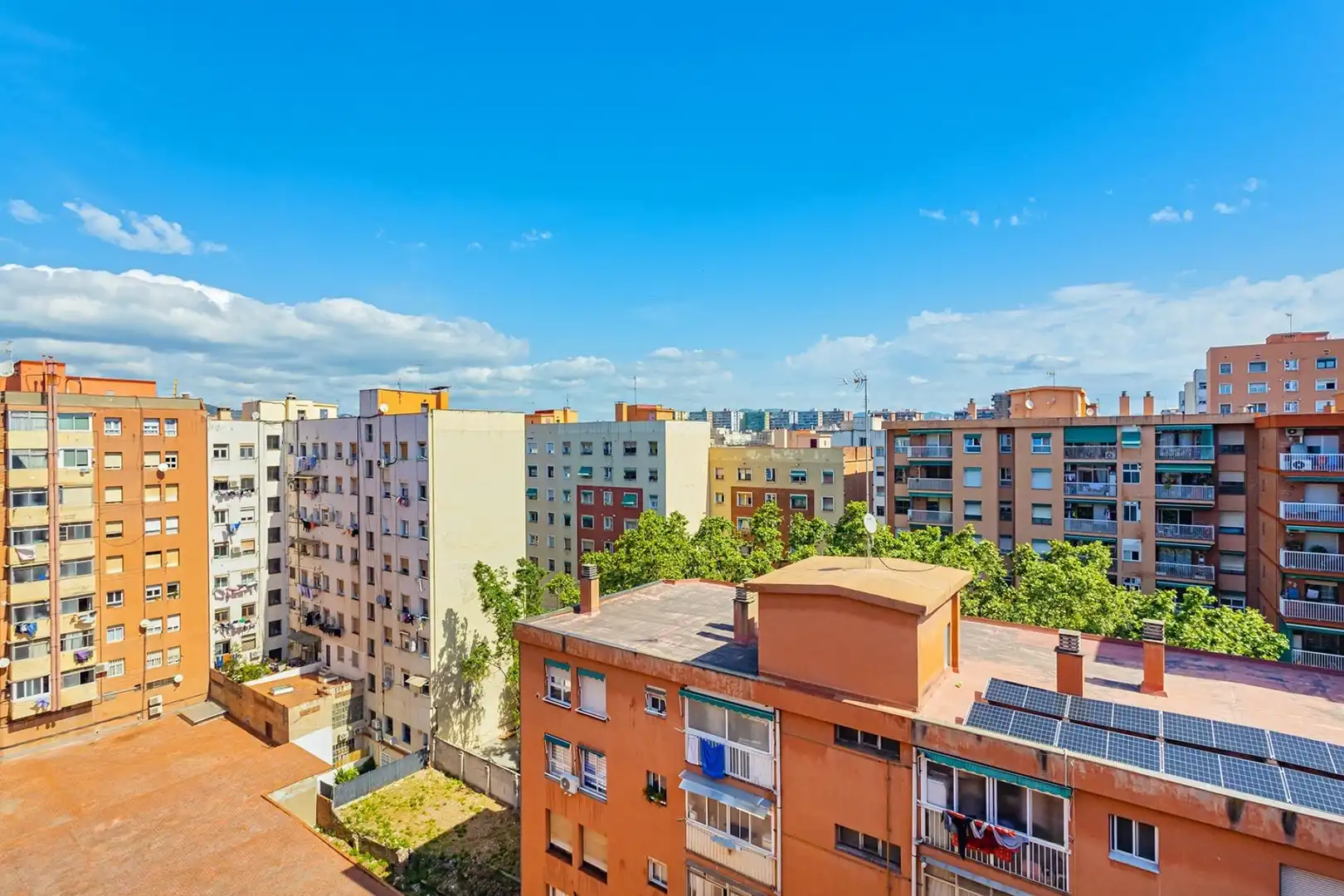 Vista exterior de Piso en venta en Barcelona con Calefacción y Balcón