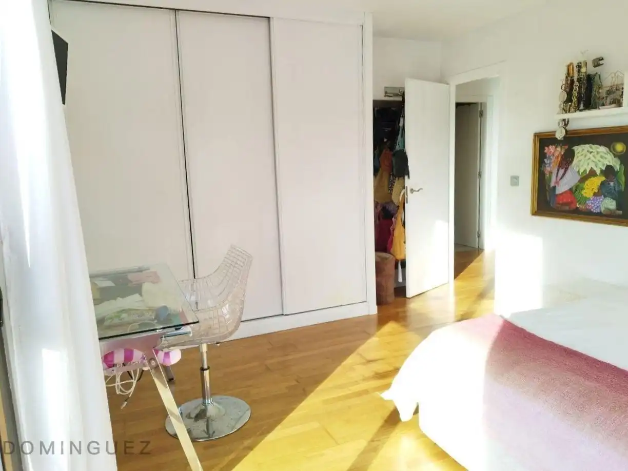 Dormitori de Casa o xalet en venda en Pontevedra Capital  amb Calefacció, Jardí privat i Terrassa