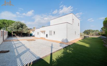 Vista exterior de Casa o xalet en venda en Valdemorillo amb Aire condicionat, Terrassa i Piscina