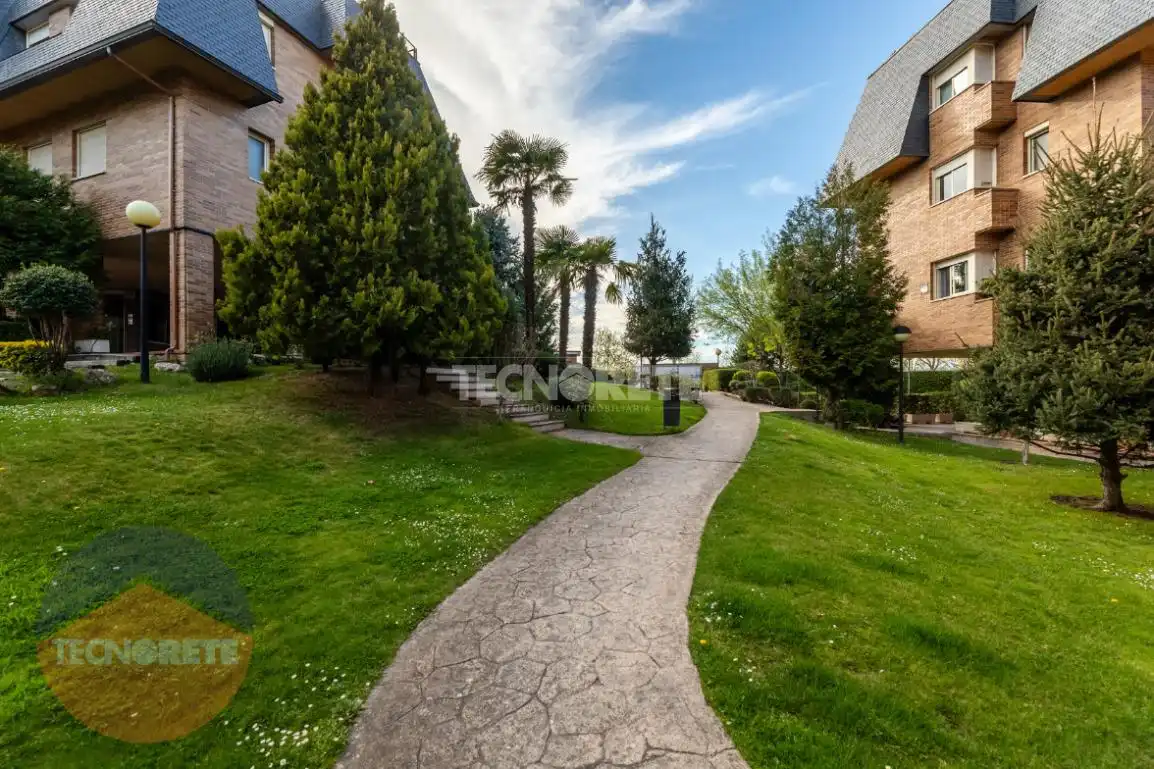 Vista exterior de Piso en venta en Majadahonda con Aire acondicionado y Piscina comunitaria