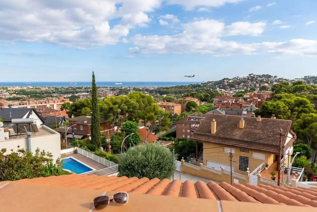 Casa aparellada amb piscina en venda a Can Roca